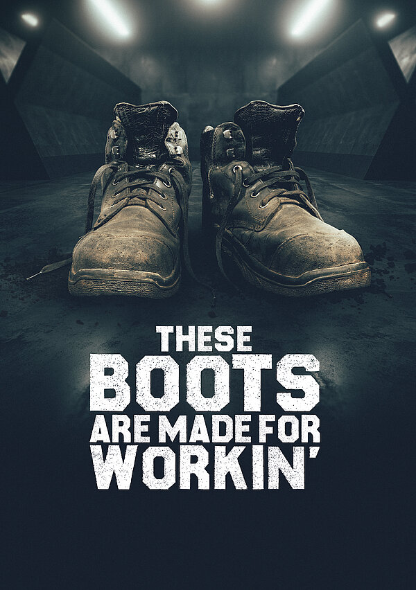 Nahansicht von zwei stark abgenutzten Arbeitsstiefeln. Darunter die Caption: "These Boots are made for workin'"