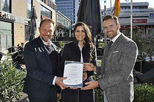 Urkundenübergabe der Auszeichnung "Gesunder Arbeitgeber" an Uwe Richrath, Oberbürgermeister der Stadt Leverkusen, und Jennifer Meichsner, Leiterin des BGM