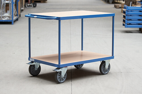 Ein blauer Tischwagen mit Holzplatten von Fetra